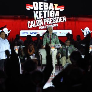 Pasangan Ganjar-Mahfud tampil dengan jaket bomber pada pelaksanaan debat ketiga Pilpres 2024, Minggu (7/1) malam