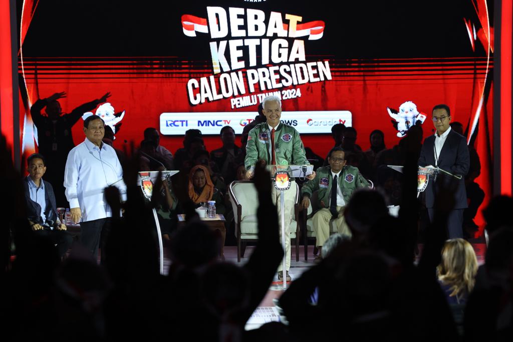 Pasangan Ganjar-Mahfud tampil dengan jaket bomber pada pelaksanaan debat ketiga Pilpres 2024, Minggu (7/1) malam
