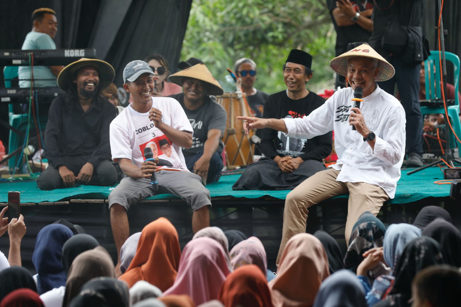 Selain berdialog dengan nelayan, Capres 2024 nomor urut 3, Ganjar Pranowo, juga berdiskusi dengan para petani Rembang, Kamis (4/1/2024). Ganjar berjanji, jika menjadi presiden akan menyediakan pendidikan SMK Gratis Langsung Kerja khusus untuk keluarga miskin