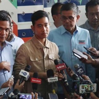 Cawapres Gibran Rakabuming Raka memberi keterangan kepada wartawan usai diperiksa Bawaslu terkait acara bagi-bagi susu di acara Car Free Day di Jakarta