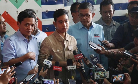 Cawapres Gibran Rakabuming Raka memberi keterangan kepada wartawan usai diperiksa Bawaslu terkait acara bagi-bagi susu di acara Car Free Day di Jakarta