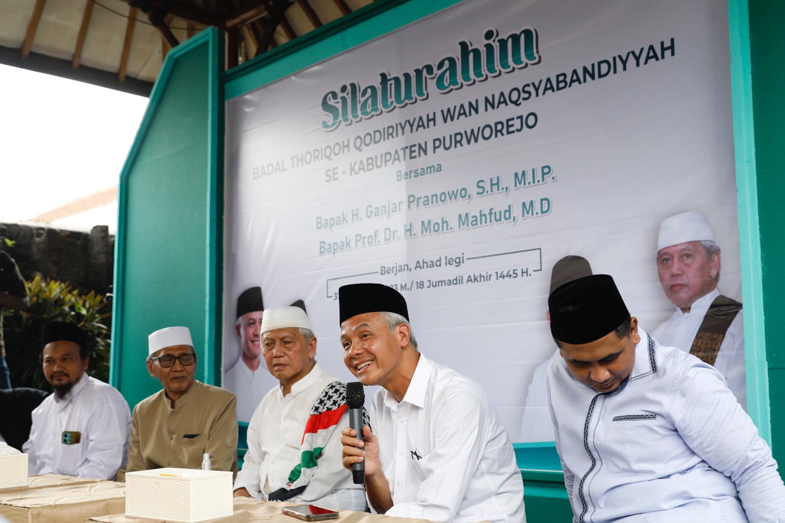 Capres nomor urut 3, Ganjar Pranowo, bersilaturahim di Ponpes An Nawawi Berjan, Purworejo, Minggu (31/12/2023)