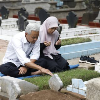Capres Ganjar Pranowo dan istri pulang kampung di Purworejo dan menyempatkan nyekar ke makam orang tuanya di Kutoarjo, Purworejo, Minggu (31/12/2023) 