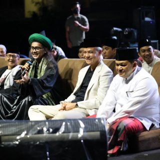 Capres 2024 nomor urut 3, Ganjar Pranowo menghadiri acara Istighosah untuk Negeri di Lapangan Sapta Rengga, Bandungan Kabupaten Semarang, pada malam pergantian tahun