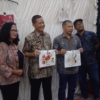 Kepala Dinas Kebudayaan dan Pariwisata (Disbudpar) Kota Semarang, R Wing Wiyarso Poespojoedho SSos MSi, didampingi Rektor Universitas Semarang (USM), Dr Supari ST MT, menghadiri kegiatan "9th Festival Komukino" di Auditorium Ir Widjatmoko dan Auditorium Prof Muladi SH pada Kamis (11/1/2024)