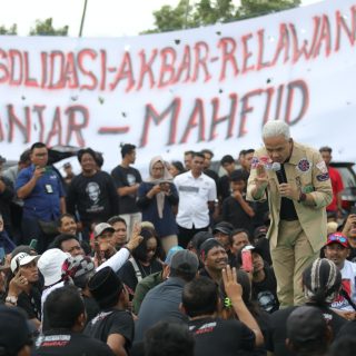 Capres nomor urut 3 Ganjar Pranowo menghadiri acara konsolidasi relawan di halaman Radio Madya FM Madiun, Kamis (18/1/2024)
