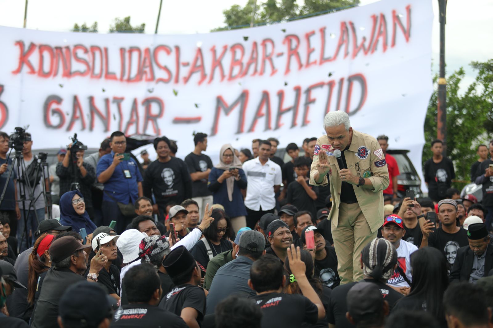 Capres nomor urut 3 Ganjar Pranowo menghadiri acara konsolidasi relawan di halaman Radio Madya FM Madiun, Kamis (18/1/2024)