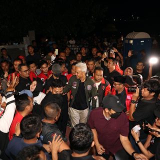 Capres nomor urut 3 Ganjar Pranowo menyibak ribuan pendukungnya menuju panggung Hajatan Rakyat Ganjar-Mahfud di Lapangan Joho, Sukoharjo, Selasa (23/1/2024) malam