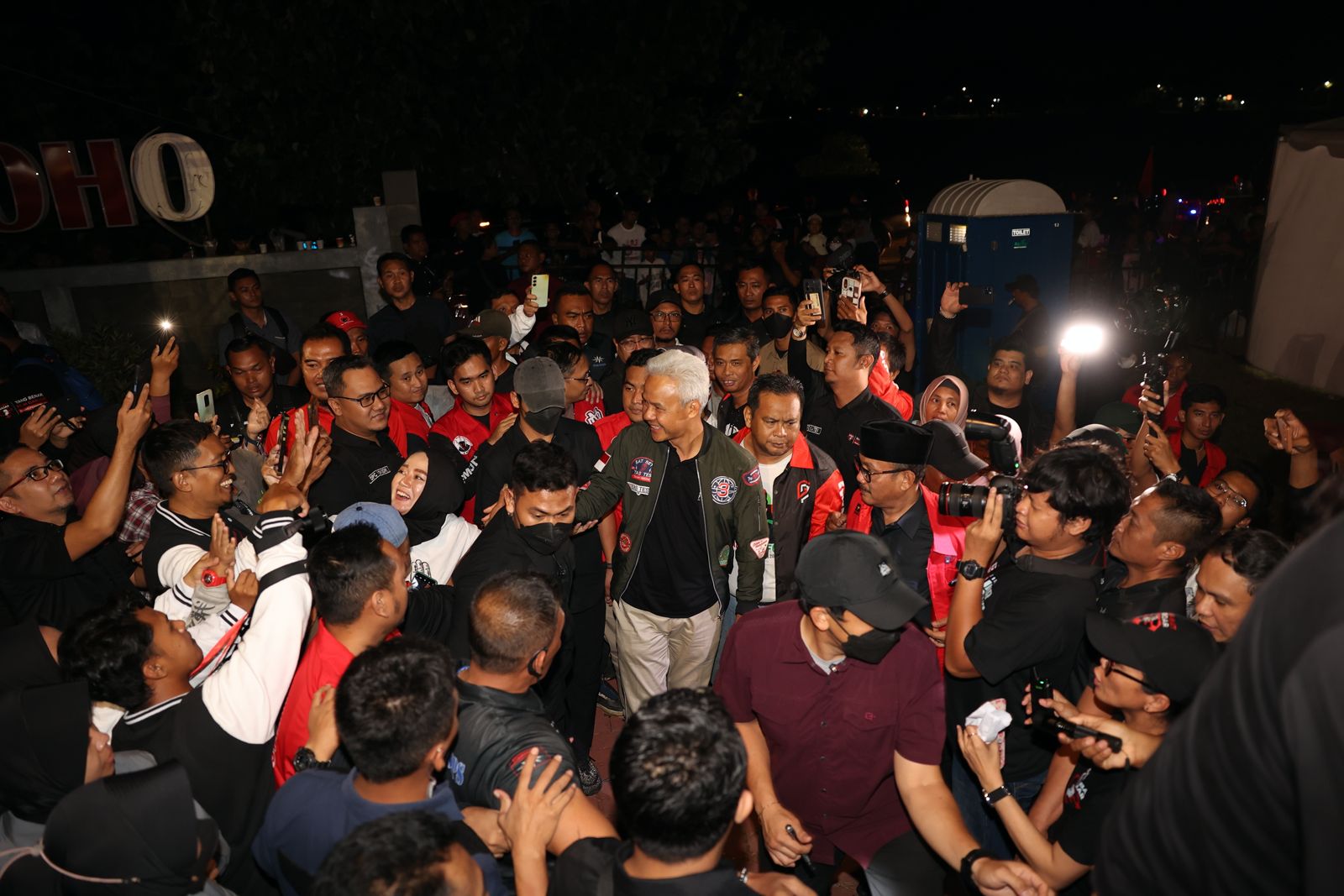 Capres nomor urut 3 Ganjar Pranowo menyibak ribuan pendukungnya menuju panggung Hajatan Rakyat Ganjar-Mahfud di Lapangan Joho, Sukoharjo, Selasa (23/1/2024) malam