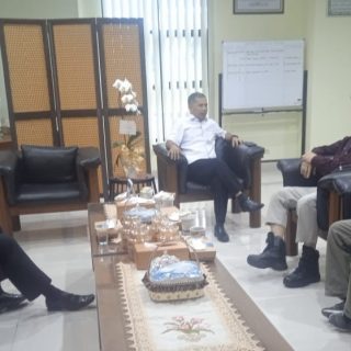 Rektor USM, Dr Supari ST MT menerima kunjungan Ketum Pengprov TI Jateng, Grand Master Alex Harjanto di ruang kerja kampus USM pada 24 Januari 2024