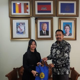 Kepala Satuan International Office (SIO) USM, Faisal Yusuf, disambut hangat oleh First Secretary, Kedutaan Besar Kerajaan Kamboja di Jakarta, Ms. Chheng Linna, saat melakukan kunjungan resmi pada 23 Januari 2024