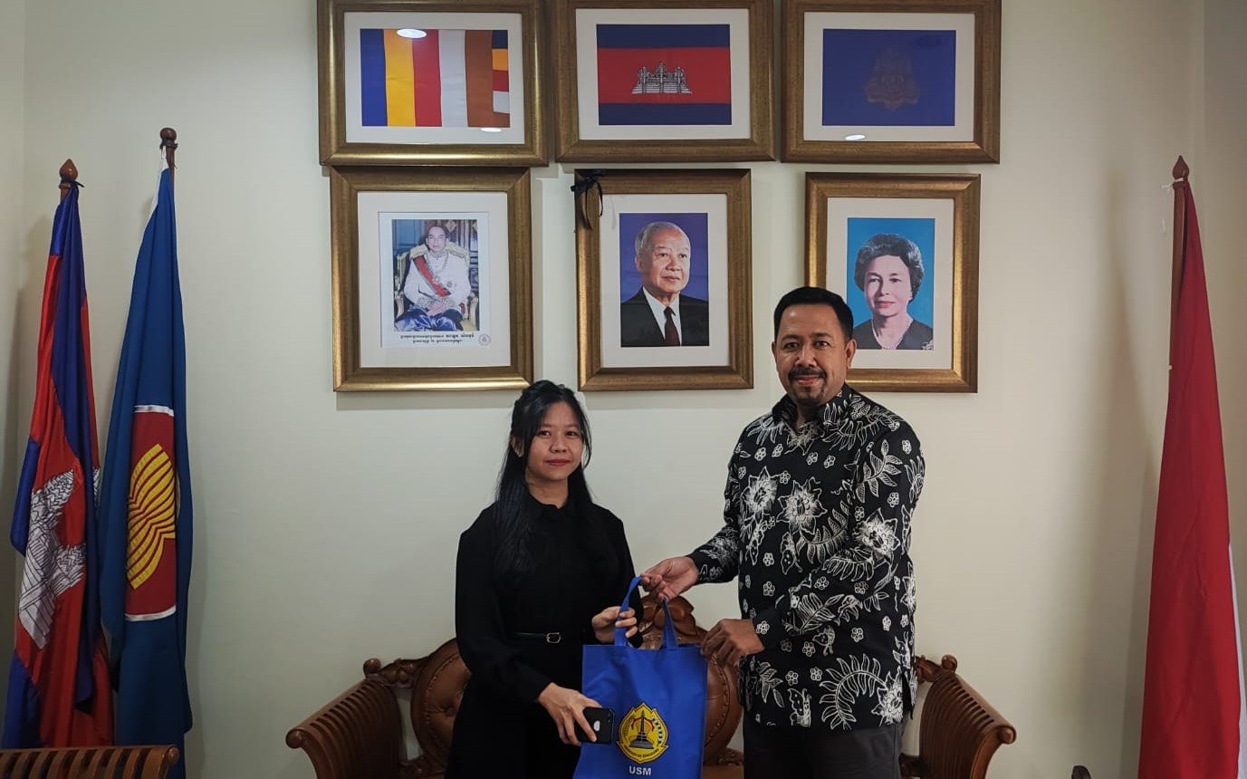Kepala Satuan International Office (SIO) USM, Faisal Yusuf, disambut hangat oleh First Secretary, Kedutaan Besar Kerajaan Kamboja di Jakarta, Ms. Chheng Linna, saat melakukan kunjungan resmi pada 23 Januari 2024