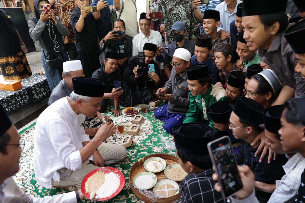 Capres nomor urut 3 Ganjar Pranowo makan bubur bersama santri saat mengunjungi Pondok Pesantren An Nur Ngrukem, Bantul, Yogyakarta, Kamis (25/1/2024)