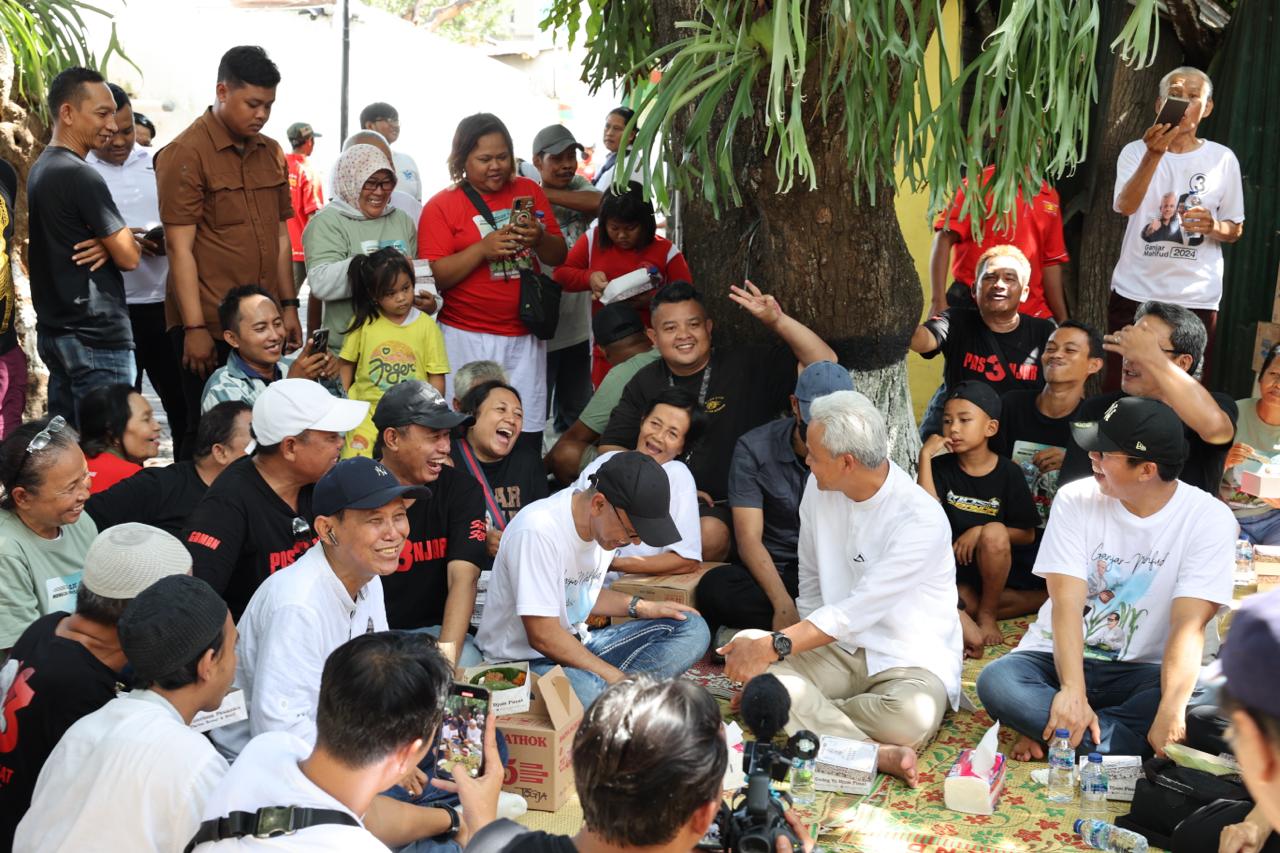 Capres nomor urut 3 Ganjar Pranowo makan siang lesehan bareng warga usai melihat langsung proses produksi penganan khas Yogya, Kamis (25/1/2024)