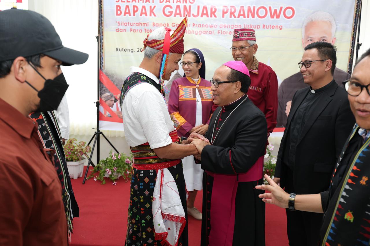 Capres nomor urut 3 Ganjar Pranowo disambut hangat Uskup Mgr Siprianus Hormat, beserta tokoh agama di Keuskupan Ruteng saat berkunjung ke Ruteng, Kabupaten Manggarai, Nusa Tenggara Timur (NTT), Jumat (26/1/2024)