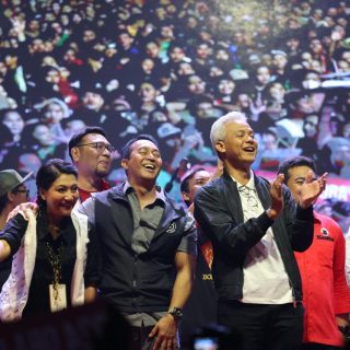 Capres nomor urut 3 Ganjar Pranowo, hadir di acara Hajatan Rakyat bareng Ganjar Pranowo di Alun-alun Bung Karno, Kabupaten Semarang, Jumat (26/1/2024) malam