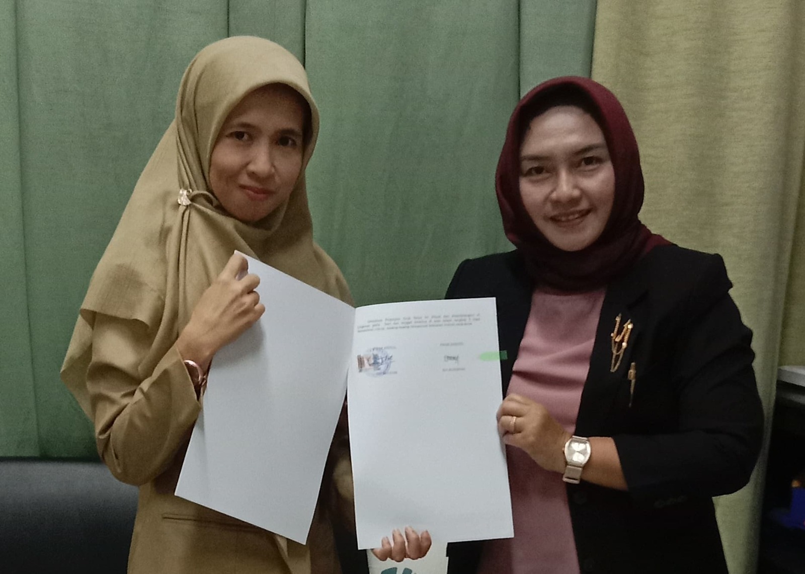 Ketua BKBH Fakultas Hukum USM, Dr Tri Mulyani SPd SH MH, dan Kabag Hukum Setda Kabupaten Semarang, Evi Sunarsih SH, menunjukkan naskah kerja sama usai penandatanganan di Ruang Bina Praja Setda Kabupaten Semarang, Jl Diponegoro No 14 Ungaran, Senin (29/01/2024)