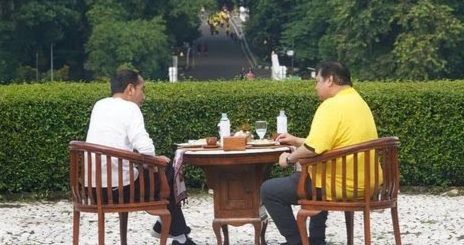 Presiden Jokowi dan Ketum Golkar Airlangga Hartarto makan pagi bersama usai berolahraga di Kebun Raya, Bogor, Sabtu (6/1/2024)