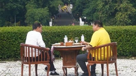 Presiden Jokowi dan Ketum Golkar Airlangga Hartarto makan pagi bersama usai berolahraga di Kebun Raya, Bogor, Sabtu (6/1/2024)