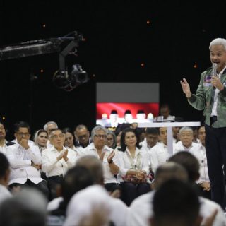 Calon presiden (capres) 2024 nomor urut 3, Ganjar Pranowo, menyampaikan visi misinya di hadapan ratusan pengusaha dalam acara 'Dialog Capres dengan Kadin' di Djakarta Theater, Kamis (11/1/2024)