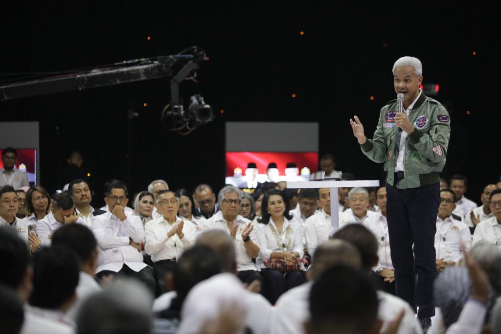 Calon presiden (capres) 2024 nomor urut 3, Ganjar Pranowo, menyampaikan visi misinya di hadapan ratusan pengusaha dalam acara 'Dialog Capres dengan Kadin' di Djakarta Theater, Kamis (11/1/2024)