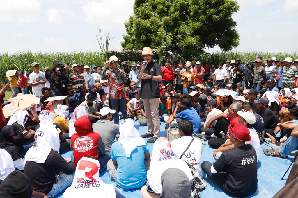 Capres 2024 nomor urut 3, Ganjar Pranowo, berbicara di hadapan ratusan petani tebu Nganjuk yang berkumpul di lapangan Klinter, Nglawak, Kecamatan Kertosono, Kabupaten Nganjuk, Jawa Timur, Jumat (12/1/2024)