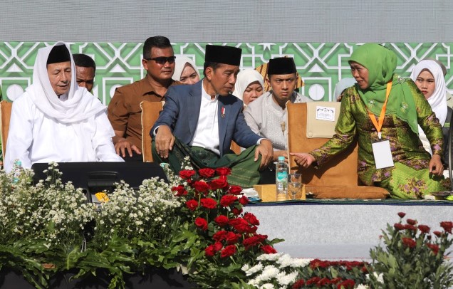 Presiden Joko Widodo menghadiri peringatan HUT ke-78 Muslimat NU di Gelora Bung Karno, Jakarta, Sabtu (20/1/2024). Presiden duduk berdampingan dengan Ketum PP Muslimat NU Khofifah Indar Parawansa dan ulama kharismatik Habib Luthfi dan Yahya