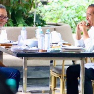 Presiden Joko Widodo (Jokowi) makan siang bersama Ketua Umum PAN Zulkifli Hasan di di Medja Restaurant, di Kota Bogor, Jawa Barat, Minggu (7/1/2024)