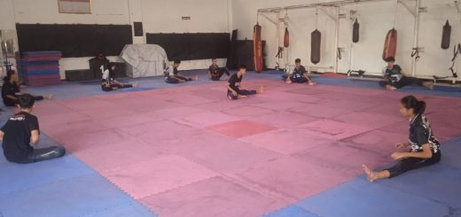 Beberapa atlet taekwondo Pusat Pendidikan dan Latihan Olahraga Pelajar (PPLOP) Jateng di komplek Gelora Jatidiri Semarang sedang melakukan latihan dengan sarana venue yang kondisinya cukup memprihatinkan