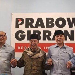 Pimpinan Pondok Pesantren (Ponpes) Buntet Cirebon KH Adib Rofiuddin Izza (tengah) yang awalnya pernah menyatakan dukungan ke pasangan Ganjar-Mahfud, kini beralih mendukung Prabowo-Gibran