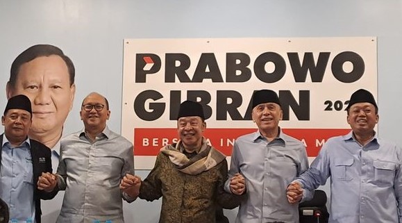 Pimpinan Pondok Pesantren (Ponpes) Buntet Cirebon KH Adib Rofiuddin Izza (tengah) yang awalnya pernah menyatakan dukungan ke pasangan Ganjar-Mahfud, kini beralih mendukung Prabowo-Gibran