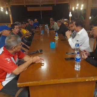 Sejumlah pengurus cabang olahraga (Cabor) hadir dan berdiskusi dengan Alex Harijanto, Ketua Umum Pengprov Taekwondo Indonesia (TI) Jateng, dalam rangka menghadapi PON XXI Aceh-Sumut tahun 2024 ini. Diskusi berlangsung di Joglo Kumpul-Kumpul, Kecamatan Mijen, Kota Semarang, Selasa (16/1/2024) malam