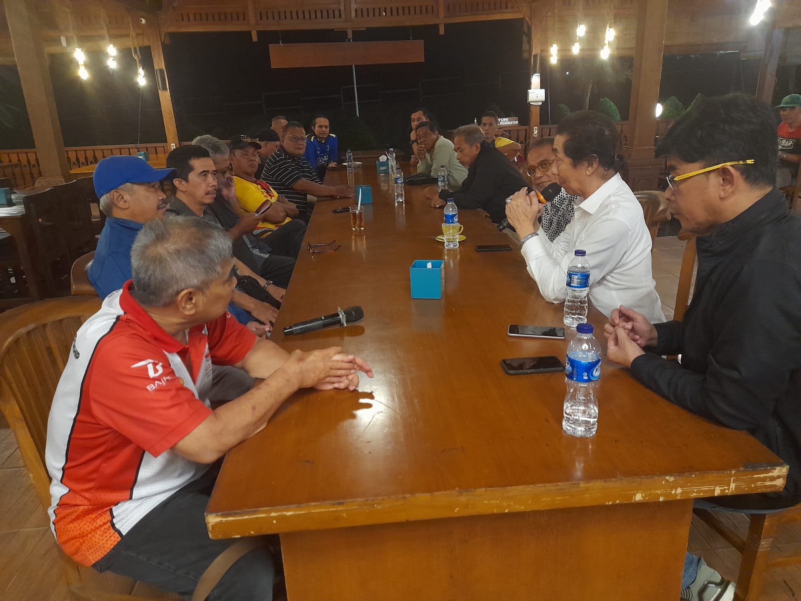 Sejumlah pengurus cabang olahraga (Cabor) hadir dan berdiskusi dengan Alex Harijanto, Ketua Umum Pengprov Taekwondo Indonesia (TI) Jateng, dalam rangka menghadapi PON XXI Aceh-Sumut tahun 2024 ini. Diskusi berlangsung di Joglo Kumpul-Kumpul, Kecamatan Mijen, Kota Semarang, Selasa (16/1/2024) malam