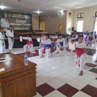Pengprov TI Jateng menyelenggarakan Ujian Kenaikan Tingkat (UKT) selama dua hari, Sabtu-Minggu, 6-7 Januari 2024 di Aula Batalyon Armed 11/GG/22 Kostrad, Kota Magelang. UKT diikuti 884 atlet taekwondo Jawa Tengah