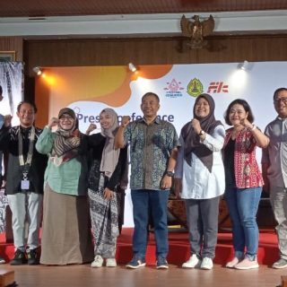 Rektor USM, Dr Supari ST MT, hadir dan membuka acara 9th Festival Komunikasi dan Inovasi (Komukino) 2024 dengan tema "Jateng Gemes" yang diselenggarakan Mahasiswa Program Studi S1-Ilmu Komunikasi Fakultas Teknologi Informasi dan Komunikasi (FTIK)