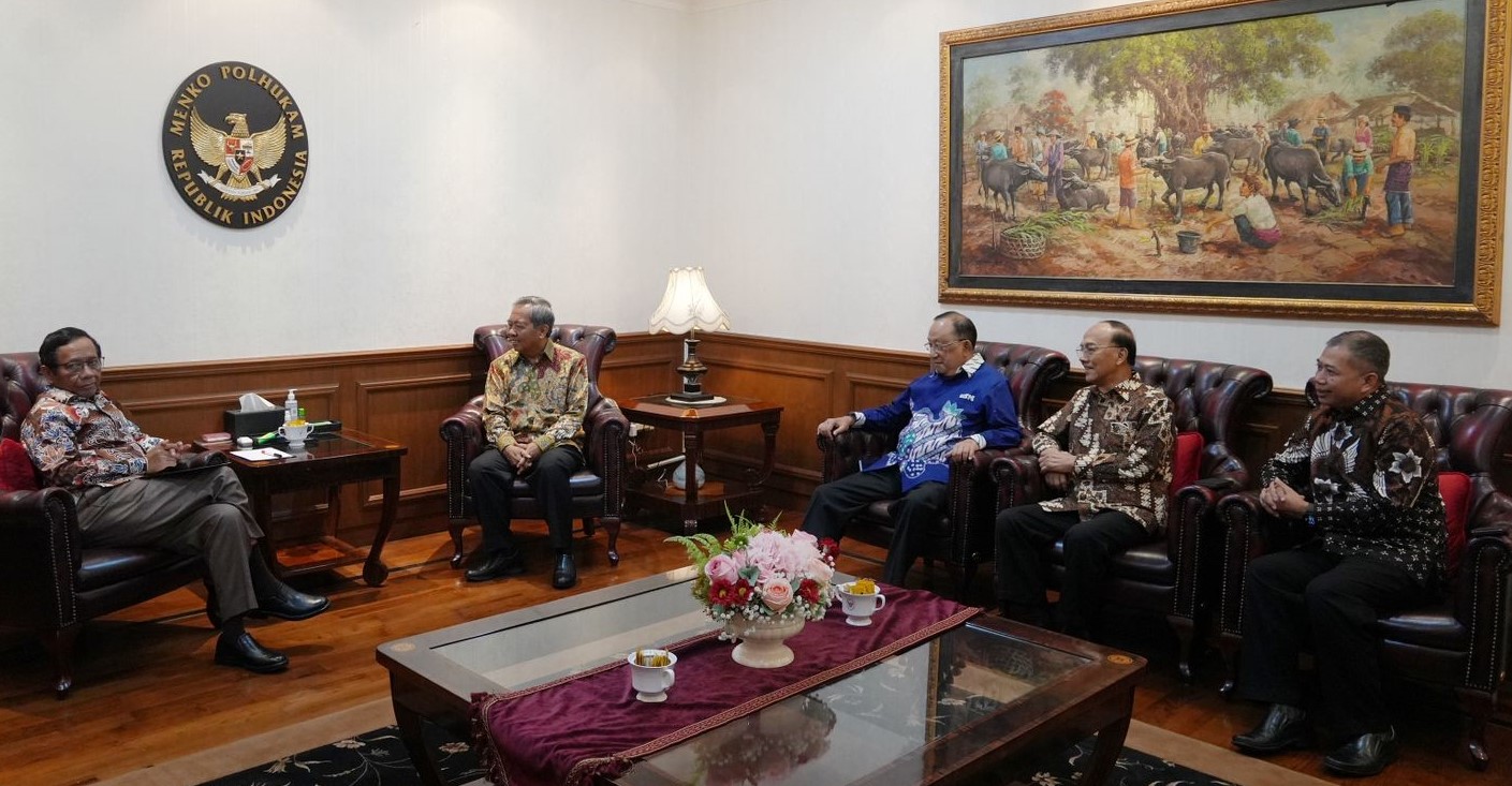 Ketua Dewan Penyantun USM. Prof Dr Moh Mahfud MD SH menerima Ketua Pembina Yayasan Alumni Undip, Prof Sudharto P Hadi MES PhD bersama Anggota Dewan Penyantun USM, Dr (H.C) Hendarman Supandji SH, Anggota Pembina YAU, Ir Soeharsojo IPU, dan Rektor USM Dr Supari ST MT, di Jakarta pada 9 Januari 2024