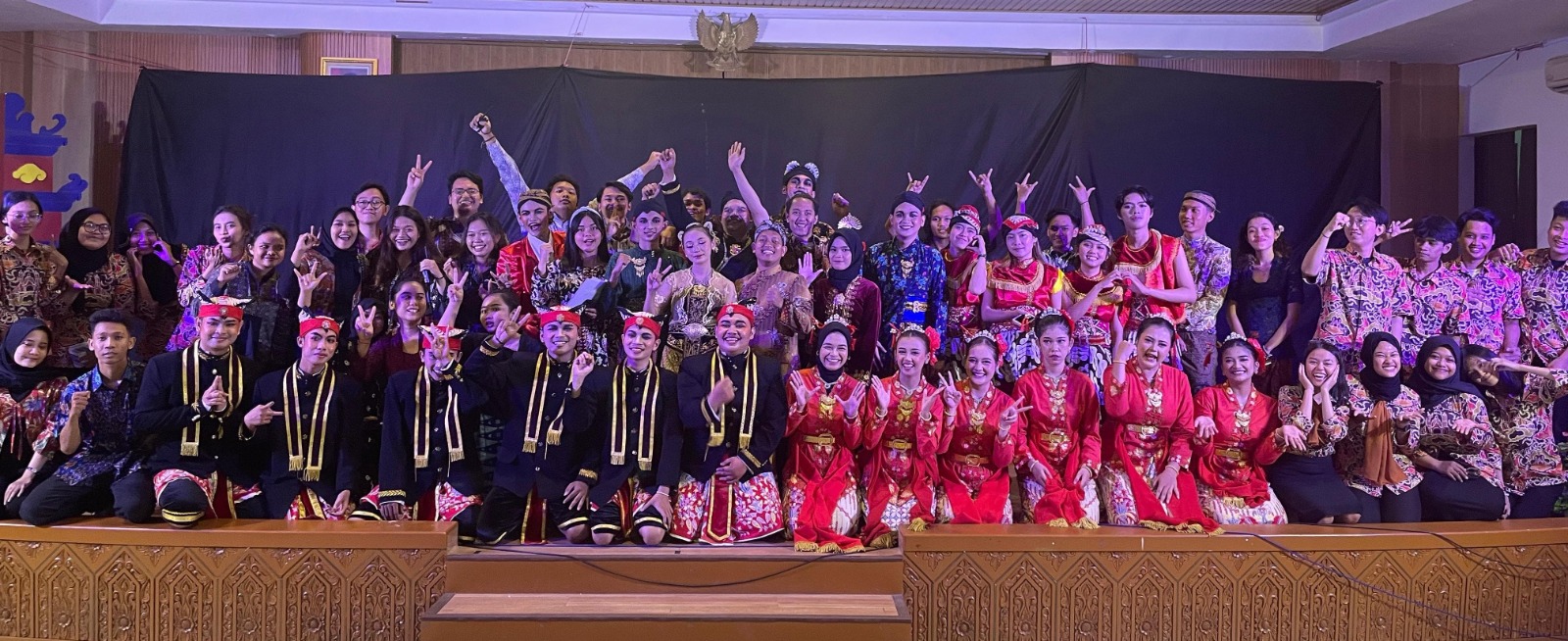 Mahasiswa USM peserta kolaborasi Pentas Jawa dari Program Studi S1 Pariwisata semester 2, semester 3, dan semester 5, di Auditorium Ir. Widjatmoko USM, pada Jumat (19/1/2024)