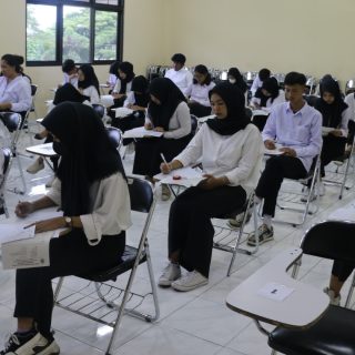 Pelaksanaan Ujian Akhir Semester (UAS) universitas Semarang (USM) yang diikuti ratusan mahasiswa Fakultas Teknologi Informasi dan Komunikasi, pada Rabu, 3 Januari 2024.