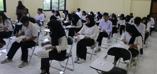 Pelaksanaan Ujian Akhir Semester (UAS) universitas Semarang (USM) yang diikuti ratusan mahasiswa Fakultas Teknologi Informasi dan Komunikasi, pada Rabu, 3 Januari 2024.