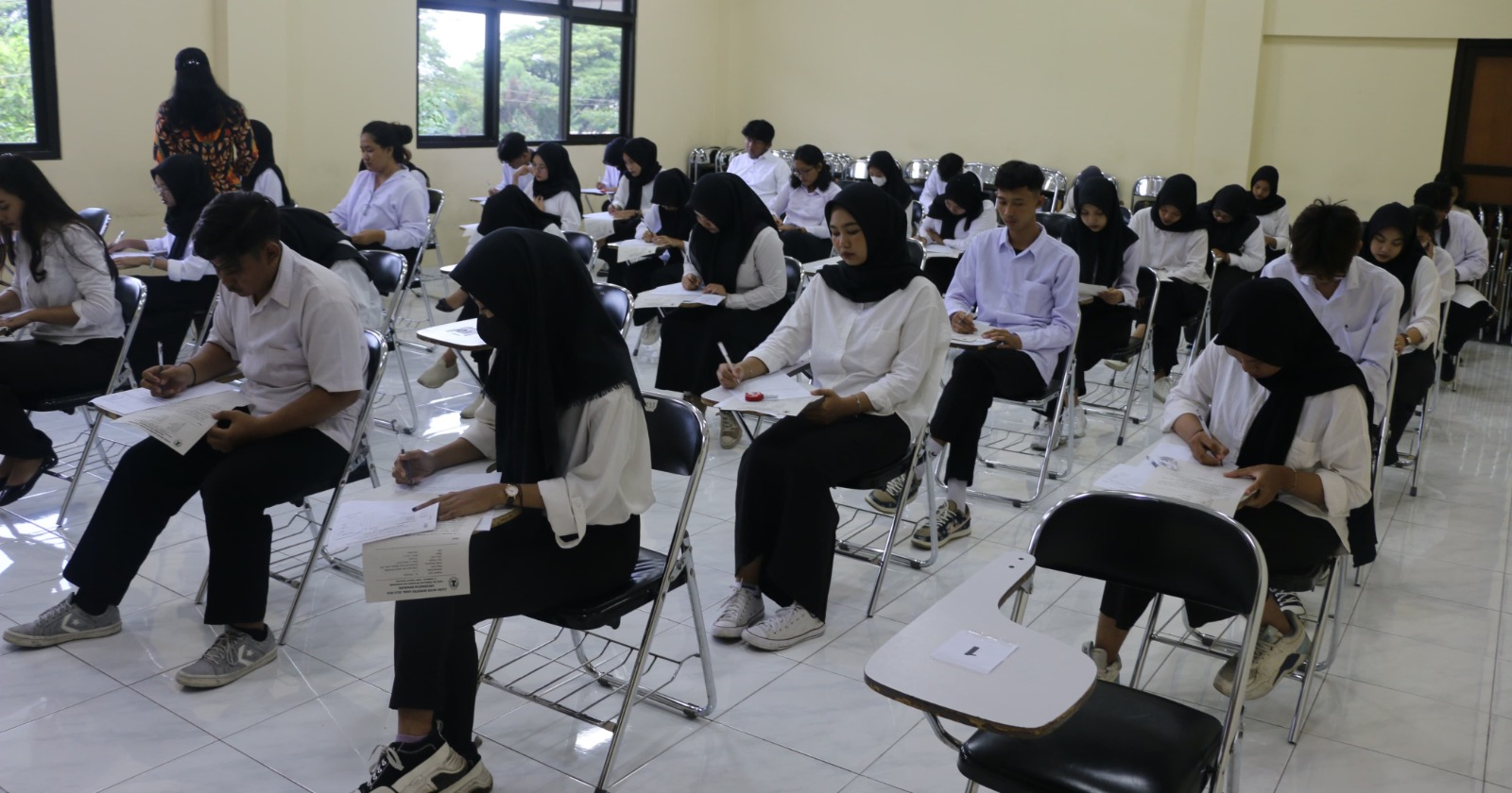 Pelaksanaan Ujian Akhir Semester (UAS) universitas Semarang (USM) yang diikuti ratusan mahasiswa Fakultas Teknologi Informasi dan Komunikasi, pada Rabu, 3 Januari 2024.