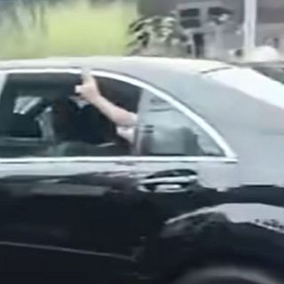 Pose 2 jari dari dalam mobil kepresidenan yang viral di medsos