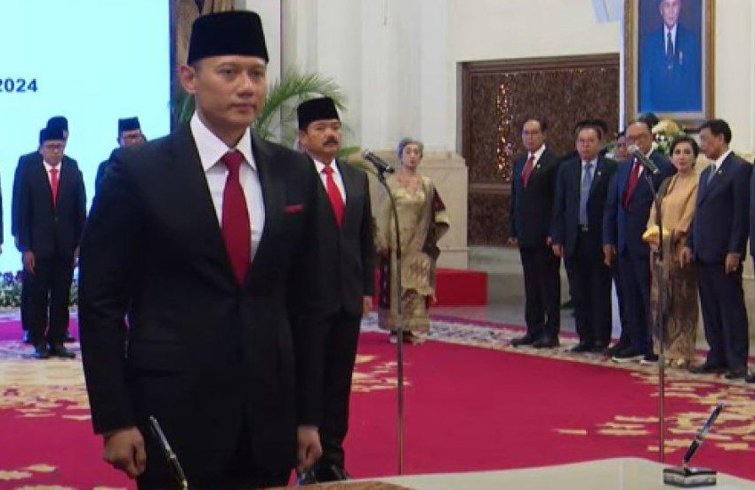 Ketua Umum Partai Demokrat Agus Harimurti Yudhoyono (AHY), dilantik Presiden Joko Widodo sebagai Menteri Agraria dan Tata Ruang (ATR)/Kepala Badan Pertanahan Nasional (BPN) menggantikan Hadi Tjahjanto