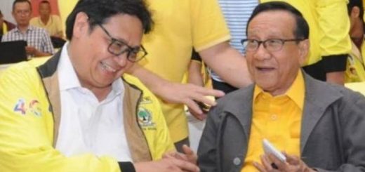 Pertemuan Ketua Dewan Kehormatan Partai Golkar Akbar Tandjung dengan Ketua Umum DPP Partai Golkar Airlangga Hartarto, dalam sebuah acara partai