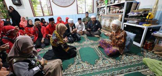 Siti Atikoh Suprianti, istri calon Presiden RI Ganjar Pranowo bersilaturahmi ke Pondok Pesantren Roudotul Ulum Cidahu, Pandeglang, Banten, dan diterima langsung pengasuh ponpes, Ahmad Muhtadi atau yang akrab disapa Abuya Muhtadi, Selasa (6/2/2024)