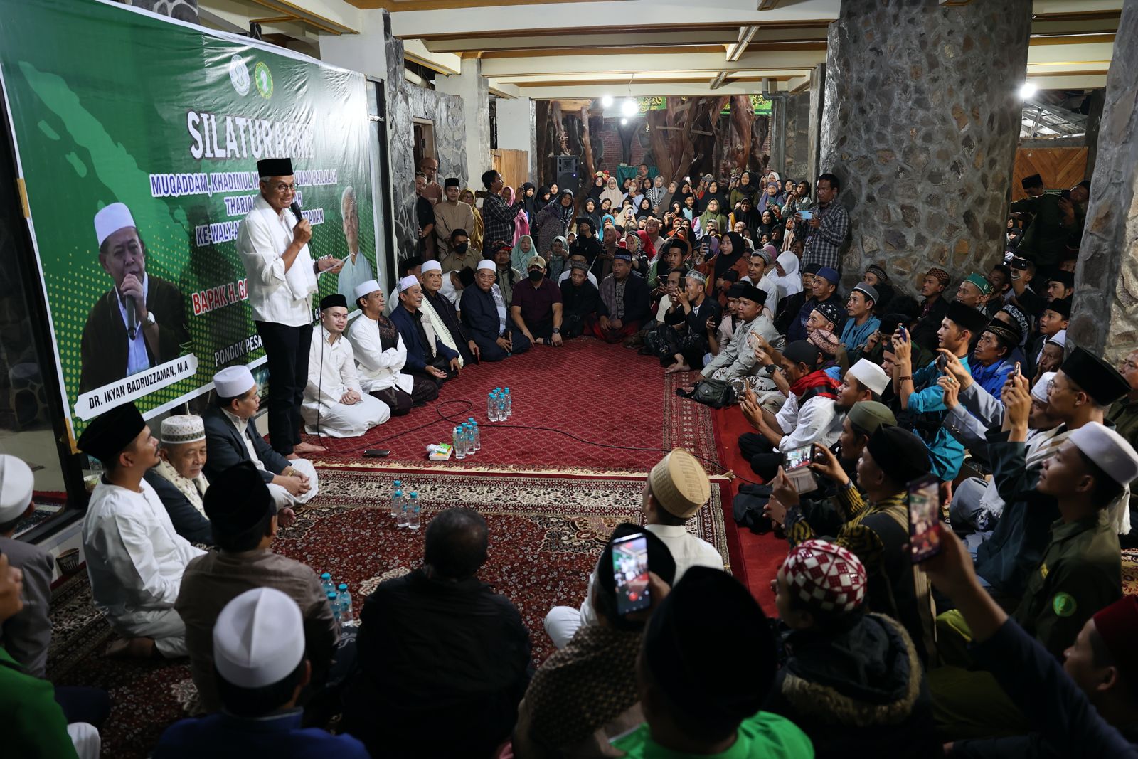 Capres nomor urut 03 Ganjar Pranowo bersilaturahmi ke Pondok Pesantren Az Zawiyah, Kampung Surya Tanjunganom, Desa/Kecamatan Samarang, Senin (5/2/2024)