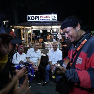Capres nomor urut 03 Ganjar Pranowo ngopi bareng komedian Cak Lontong di kawasan Simpang Lima Semarang, Senin (12/2/2024) malam