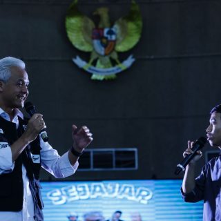 Capres Ganjar Pranowo bersilaturahmi dengan anak muda dalam rangkaian kampanyenya di Pontianak, Rabu (31/1/2024)