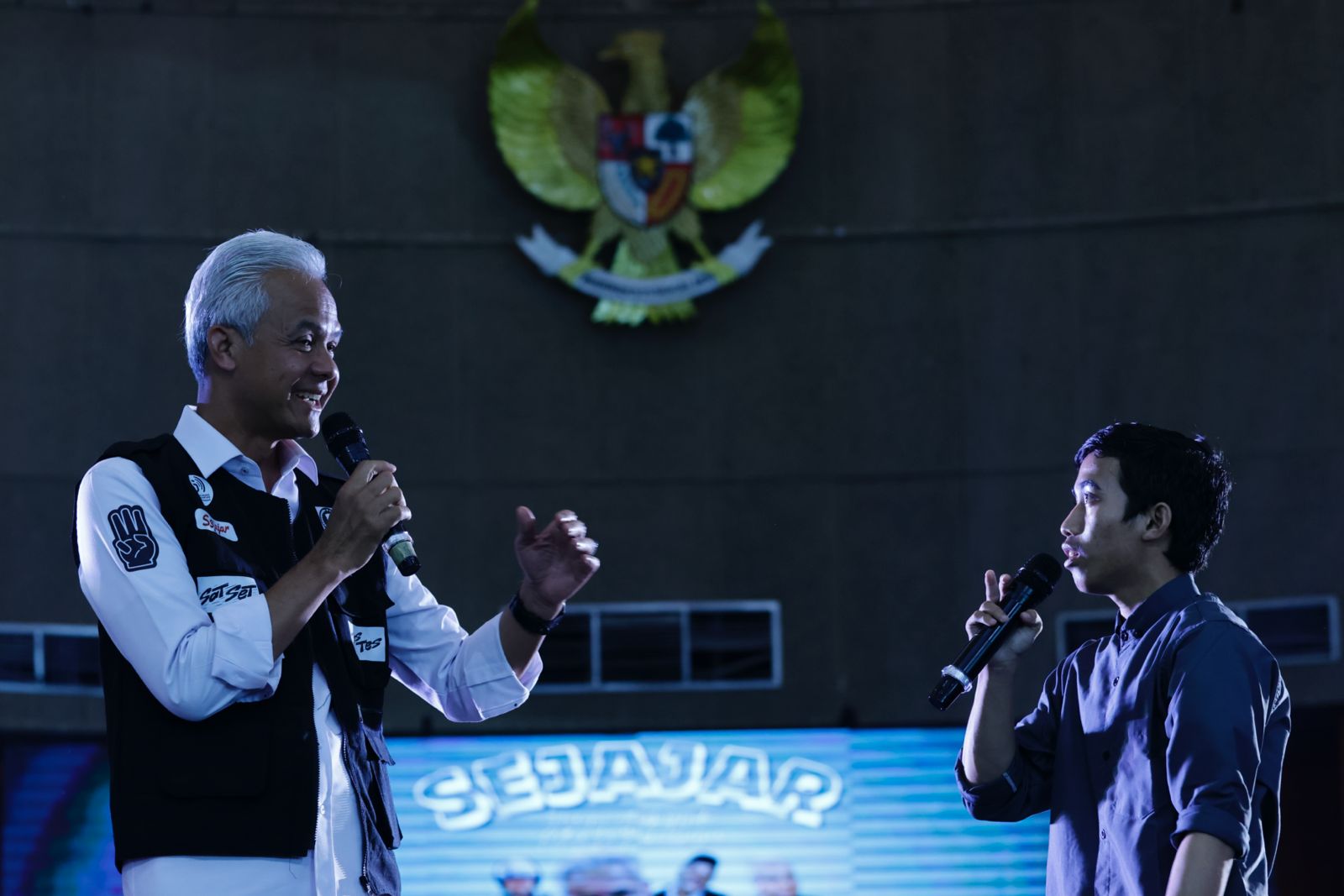 Capres Ganjar Pranowo bersilaturahmi dengan anak muda dalam rangkaian kampanyenya di Pontianak, Rabu (31/1/2024)