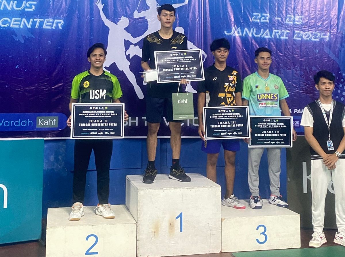 Muhammad Faqih Anshori dari USM (kiri) meraih medali perak dalam Kejuaraan Bulu Tangkis Nasional Dinus Badminton Cup VI 2024
