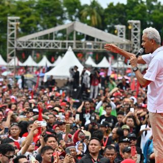 Capres nomor urut 03 Ganjar Pranowo menemui pendukungnya di acara Hajatan Rakyat yang digelar di Lapangan KONI Manado Sulawesi Utara, Kamis (1/2/2024)